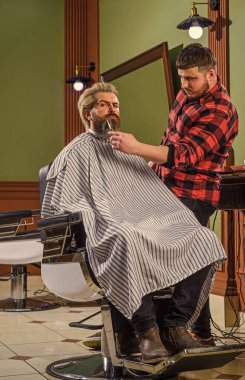 Sakallı ve şık. Tıraş. Berber dükkanındaki kuaför. Kuaförde hippi tıraşlı bir adam. Sakal ve bıyık. Berber dükkanında profesyonel kuaför. Şık erkek sakalı portresi