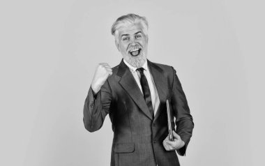 Hayatımın en güzel günü. Sakallı adam dizüstü bilgisayar kullanıyor. Bilgisayarla çalışmak. Dijital dünyada yaşamak. Başarılı bir iş. Ağ kurmak. Ofisteki iş adamı bilgisayar defteri. Modern sektörde internet teknolojisi