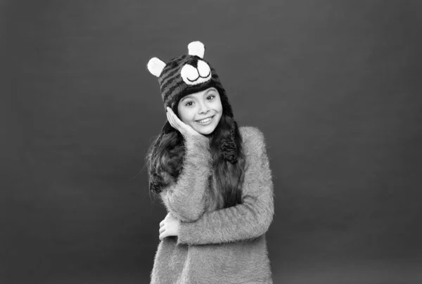 Sorrindo menina adolescente no aconchegante chapéu de inverno desgaste quente, sonhador acordado — Fotografia de Stock