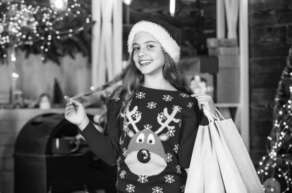 Donner de la joie. Meilleure offre de saison. Vente et rabais. Petite fille avec des cadeaux. Shopping d'hiver. Vente de Noël. La mode des enfants. Achat vacances épargne. Shopping à domicile. Petite fille avec des sacs à provisions — Photo