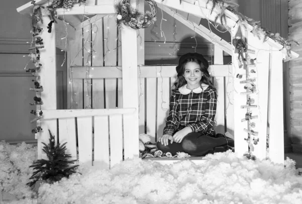 Fiesta de Navidad. vacaciones de invierno y vacaciones. Niño en boina francesa. niño disfrutar de la composición navideña. Feliz infancia. decorar el hogar con decoración de Navidad. celebración del año nuevo. esperar a santa — Foto de Stock