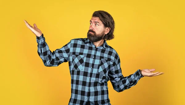 Hombre barbudo con camisa a cuadros. un tipo brutal con cara emocional. look casual de moda masculina. sorprendido guapo hipster. barbería. hombre maduro tiene bigote —  Fotos de Stock