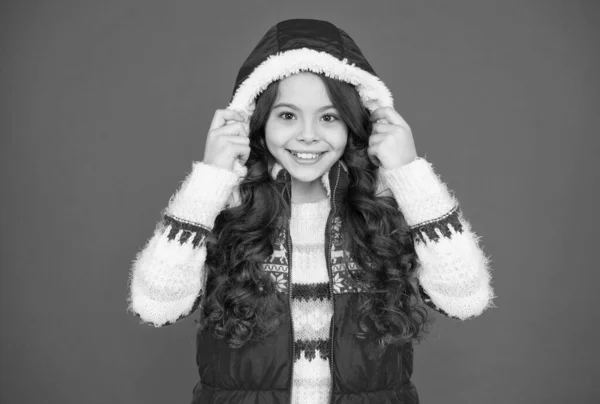 쾌활 한 아이는 아름다운 헤어 스타일을 가지고 있습니다. 따뜻 한 겨울 옷을 입고 새해를 맞이 합니다. — 스톡 사진
