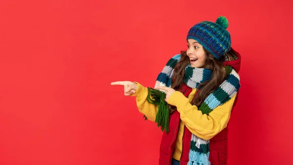 Expressar emoção positiva. moda de inverno. apontando o dedo no espaço de cópia. — Fotografia de Stock