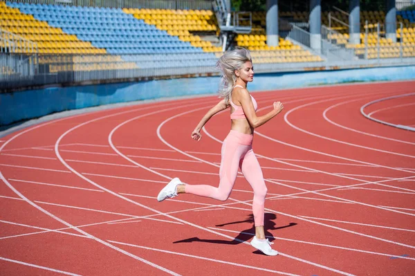 Energia velocità maratona. donna in movimento. atletica signora competere in sprint. — Foto Stock