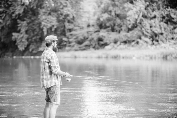 Ne regarde pas en arrière. pêcheur expérimenté dans l'eau. pêcheur montrer la technique de pêche utiliser la canne. homme attrapant des poissons. homme mûr mouche pêche. activité sportive et passe temps. Pêche à la mouche réussie. weekend d'été — Photo