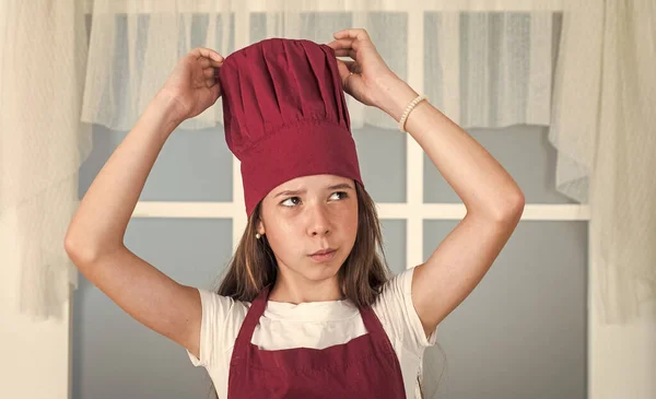작은 소녀는 요리 모자를 쓰고 요리를 한다 — 스톡 사진