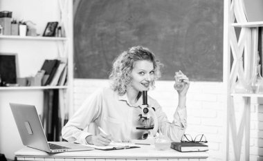 Öğretmen her gün çalışmaya devam ediyor. Mikrobiyoloji okuyorum. Okula dönelim. Okul laboratuarı. Çalışmak için ekipman. Moleküler değişiklikleri araştır. Dizüstü bilgisayarı ve mikroskobu olan öğrenci kız.