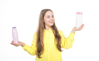 Kızın uzun güzel saçları var. Şampuanlıyordum. Genç vücut bakımı kozmetik ürünleri. cilt ve saç bakım ürünü.