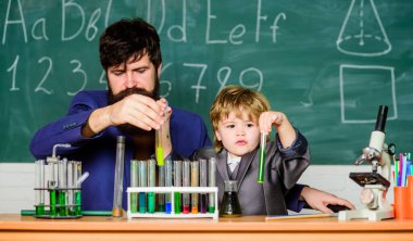 Daha fazla İstihbarat Çözümleri. Küçük çocuklu bir adam. Kimya deney tüpü. baba ve oğul okulda. Laboratuvar araştırma ve geliştirme. Laboratuvar test tüpleri ve sıvıyla şişeler.