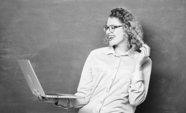 Online eğitim. İşletme. Modern teknoloji. Modern okuldaki kız. Öğretmen kadın tahtada. E-öğrenme konsepti. İnternet üzerinden eğitim. Öğrenci kız dizüstü bilgisayarda sunum okuyor..