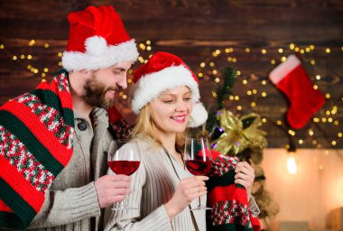 Romantik bir akşam. Romantik çift. Aile kış tatilini evde kutlar. Çiftler için Noel fikirleri. Kırmızı şarapla romantik bir randevu. Aşık erkek ve kadın kucaklaşmanın keyfini çıkarıyorlar.