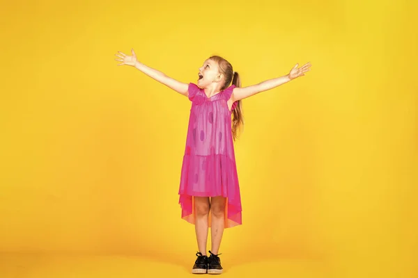 Chica adolescente feliz en vestido rosa sobre fondo amarillo, felicidad —  Fotos de Stock