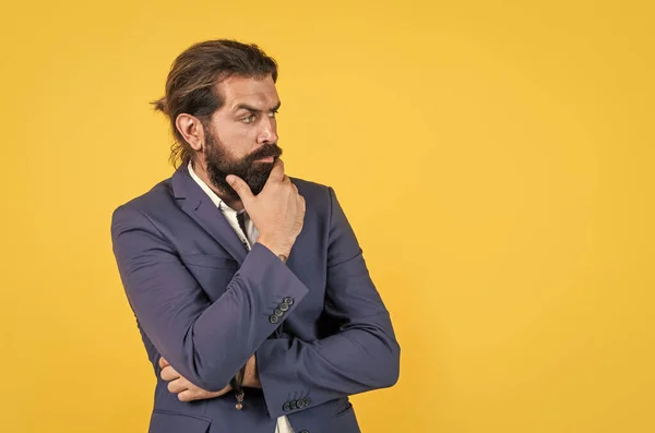 Retrato de homem bonito em terno preto em fundo amarelo com espaço de cópia, negócios — Fotografia de Stock