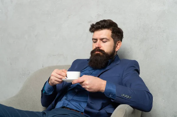 Mais uma chávena de chá relaxante. Gerente homem beber café relaxante em poltrona. Descanso no trabalho — Fotografia de Stock