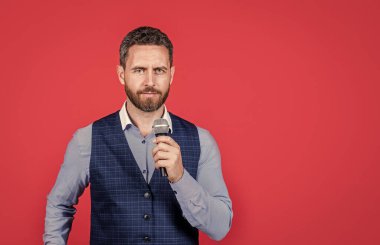 Karaokeyi daha önce hiç olmadığı kadar tecrübe edin. Karaoke şarkıcısı, kırmızı arka plan. Mikrofon kullanarak kaydedilmiş müziğe eşlik etmek. Etkileşimli eğlence. Sesinin bir önemi yoksa, uzayı kopyala.