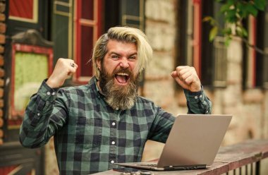 Borsa simsarı. İnternet işi. Çevrimiçi girişimci dışarıda çalışıyor. Adam dizüstü bilgisayarla meşgul. İş adamı dizüstü bilgisayar terası. Online eğitim. İnternette sörf yapmak. Modern iletişim. Riskli alışveriş