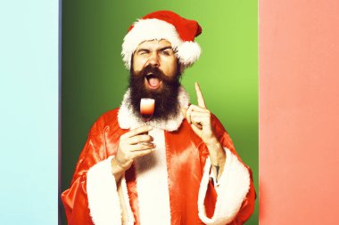 Komik sakallı Noel Baba Adam