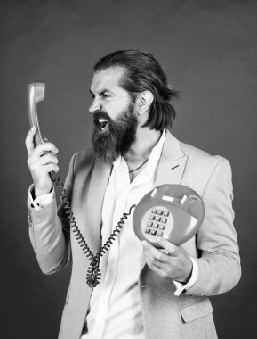Resmî kıyafetli sakallı adam eski moda telefondan konuşuyor. Zarif iş adamları iş konuşur. İletişim. Saçları taranmış gerçek bir beyefendi klasik telefon tutar. Güzel konuşmaydı. Manevi Bağlantılar