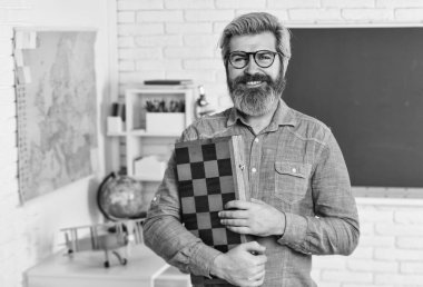 Diğer oyunculara saygı göster. Bir sonraki satranç oyunu. Okul eğitimi. Okulda satranç turnuvası. Zeki ve yakışıklı. Okul kampı eğitimi. Okul çocukları için oyunlar ve aktiviteler. Bilim merkezinde satranç oyna