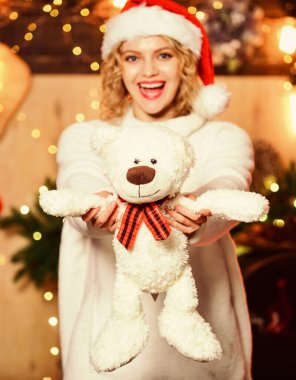 Kış tatili kutlaması. Kırmızı Noel Baba şapkalı kız. Mutlu yıllar. Noel hazırlığı. Neşeli kadın. Kazaklı. Xmas havası. Oyuncak kadın hediye. seçici odak