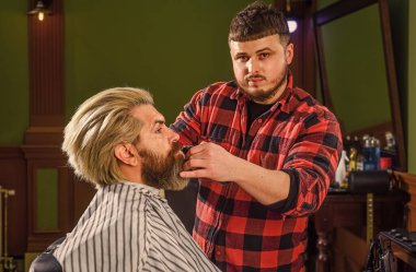 Beş dakika içinde hazır olacağım. Kuaför müşterinin saçını kesmiş. Berber dükkanında müşteriye hizmet eden kuaför. Kişisel kuaför. Eski ve eski moda. Saç kesimi tasarlıyorum. Berber dükkanında berber aletleri