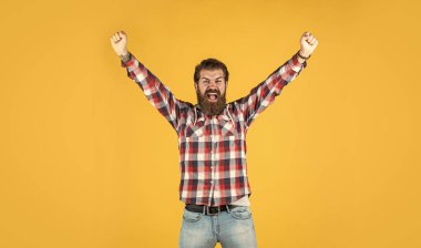 Hayatımın en güzel günü. Şık bir erkek günlük kıyafetler giyer. Tıraşsız suratında bıyığı olan sakallı bir adam. moda ve güzellik. Berber dükkanı konsepti. Erkekler giyer. Kareli tişörtlü, olgun, mutlu adam.