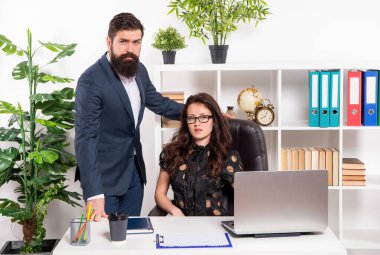 Ofis çalışanları. İş yerinde ciddi çalışanlar. Profesyonel kadın ve erkek. İş yerindeki iş arkadaşları