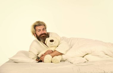 Ben yalnız değilim. Oyuncak ayıcığın güzelmiş. Sevimli hippi. Yatak odası çevresi olumlu. Oyuncu ve romantik. Sakallı hippi oyuncağı. Erkek yatakta dinlenirken yumuşak oyuncağa sarılır. İyi titreşimler. Hayali arkadaşlar.