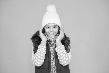 Yeni yıl tatillerinde, sıcak kış kıyafetleri içinde, örgü şapka eşarp ve kazak giyen neşeli çocuk, soğuk hava.