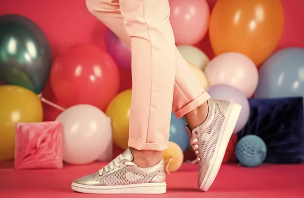 Женские ноги в спортивной удобной обуви со шнурками на красочных воздушных шарах, случайные — стоковое фото