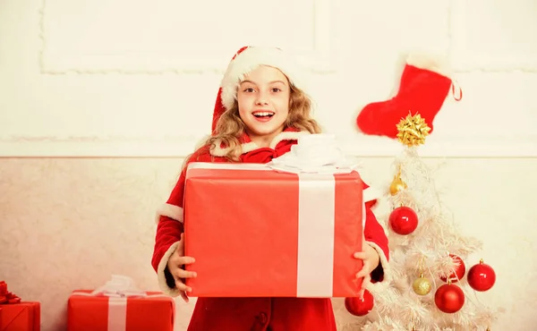 Szczęśliwego Nowego Roku. Zimowa tradycja wakacyjna. Dzieciak zadowolony z prezentu świątecznego. Dziewczyna świętować Boże Narodzenie otwarte pudełko prezentów. Otwieram prezent świąteczny. Mikołaj przynieś jej prezent. Rozpakowywanie prezentów świątecznych — Zdjęcie stockowe
