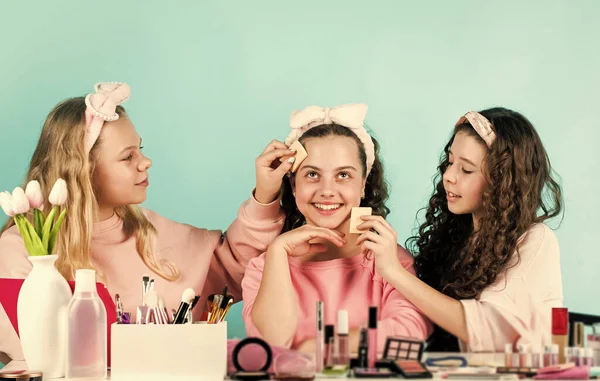 Szczęście z dzieciństwa. retro dzieci nakładają makijaż. kosmetyki pielęgnacyjne dla dzieci. Podążam osobistym stylem. Trzy szczęśliwe dziewczyny u fryzjera. przyjaźń i siostrzeństwo. czas nawiązywania więzi rodzinnych — Zdjęcie stockowe