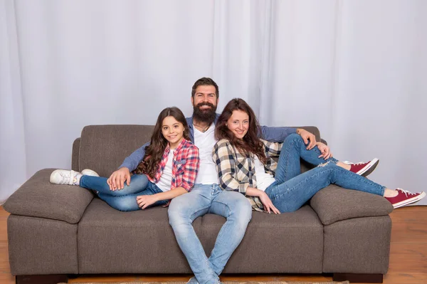 Gelukkig familie portret zitten op de bank thuis, familie — Stockfoto