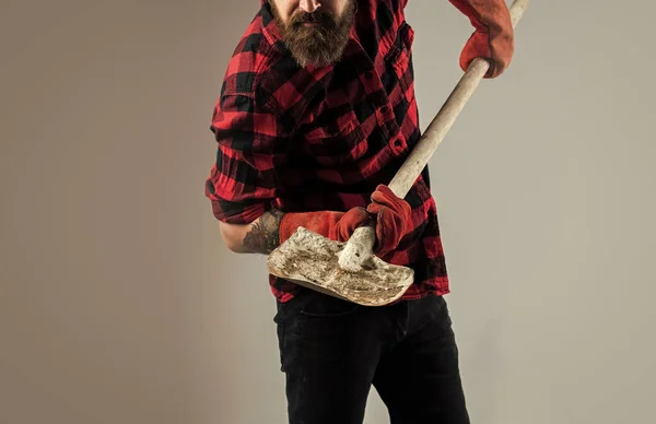 Masculino em camisa quadriculada e capacete operário, pá — Fotografia de Stock