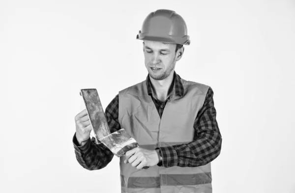 Uomo intonaco con strumenti indossare cappello rigido protettivo, lavoratore illegale all'estero concetto — Foto Stock
