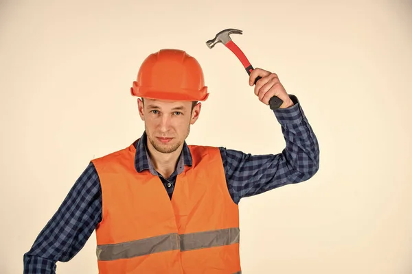Man reparatie meester kloppen eigen hoofd klauw hamer, gevoel beschermd concept — Stockfoto
