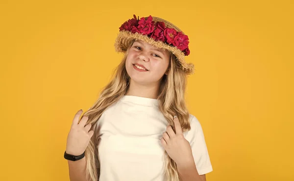 Szczęśliwy dziecko dziewczyna w słomkowym kapeluszu z różanymi kwiatami, moda — Zdjęcie stockowe