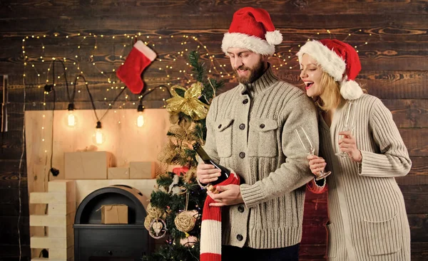 Feliz Natal! Feliz Natal! Tradição familiar. Feliz Ano Novo. Comemorando o Natal juntos. Bebidas para adultos. Começa a festa. Hora de abrir o champanhe. Casal apaixonado desfrutar de festa de Natal — Fotografia de Stock