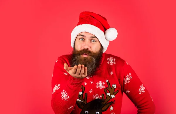 Noel alışverişi. Xmas alışveriş satışları. Yetişkin hippi örgü kazak giyer. Mutlu noeller. Kırmızı arka planda sakallı bir adam. Noel Baba şapkalı vahşi sakallı adam. Mutlu yıllar. — Stok fotoğraf
