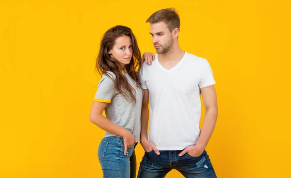 노란색 배경에 있는 섹시 한 여자와 남자의 관계, — 스톡 사진