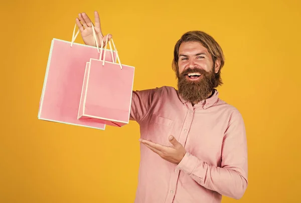 Nehéz zsákok. gyakran használják születésnapjára. Vegyél évfordulós ajándékot. meglepett férfi nyitott bevásárló táska valami izgalmas belül. érett férfi keres alkalmi meglepetés jelen csomag — Stock Fotó