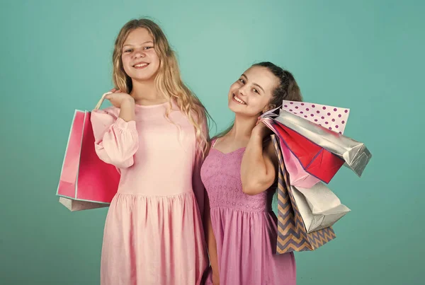 Kinderen gaan winkelen. Cadeaus en cadeaus. kopen in de winkel. shopper kinderen. gelukkige jeugd — Stockfoto
