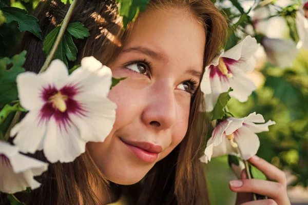 Niña alegre entre flor hibiscuc floreciente en primavera, belleza —  Fotos de Stock