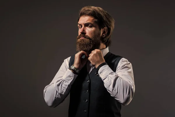 Hombre guapo barbudo hombre de negocios elegante traje formal, concepto de ropa de hombre — Foto de Stock