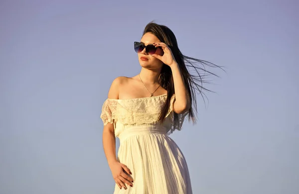 Weibliche Psychologie. Schöne Frau an einem sonnigen Tag blauer Himmel. Sommermode. Mädchen mit Sonnenbrille kopieren den Raum. In Richtung Sommer. Wind des Wandels. Schickes Model im zarten Sommerkleid. Freiheit und Harmonie — Stockfoto