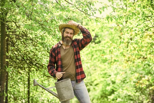 Concetto di giardinaggio o piantagione. L'uomo che usa un grande annaffiatoio per piantare. versa l'acqua. uomo con annaffiatoio. piante da giardinaggio e irrigazione. agricoltura e duro concetto di lavoro. piantagione — Foto Stock