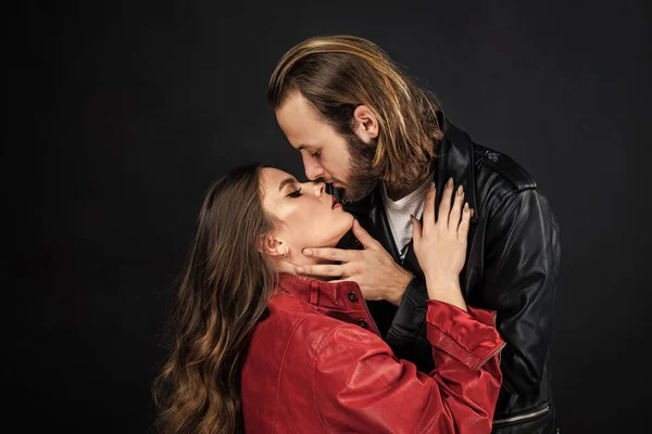 Μοντέρνο ζευγάρι στην αγάπη του άνδρα και της γυναίκας φορούν δερμάτινο μπουφάν φιλί, φιλί — Φωτογραφία Αρχείου