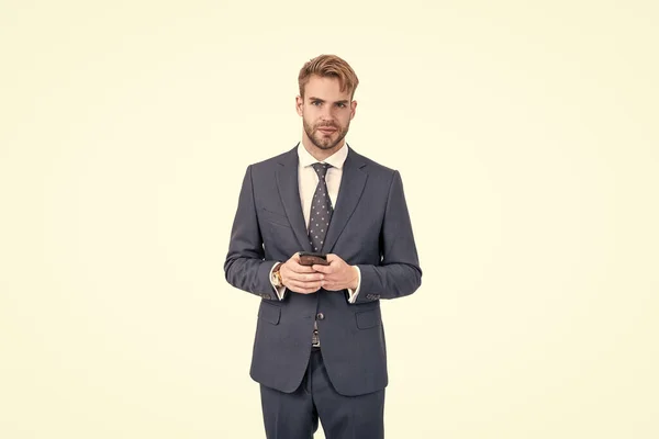 Homme d'affaires en costume bavarder en ligne en utilisant un smartphone pour la communication d'affaires, textos. — Photo