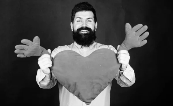 Homme barbu hipster étreinte coeur. Célébrez la Saint Valentin. Un homme barbu et moustachu amoureux d'humeur romantique. Sentir de l'amour. Sortir ensemble et concept de relations. Heureux en amour. Toucher physique. Câlins gratuits — Photo